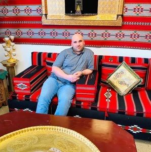 Meet your Posher, Saqer